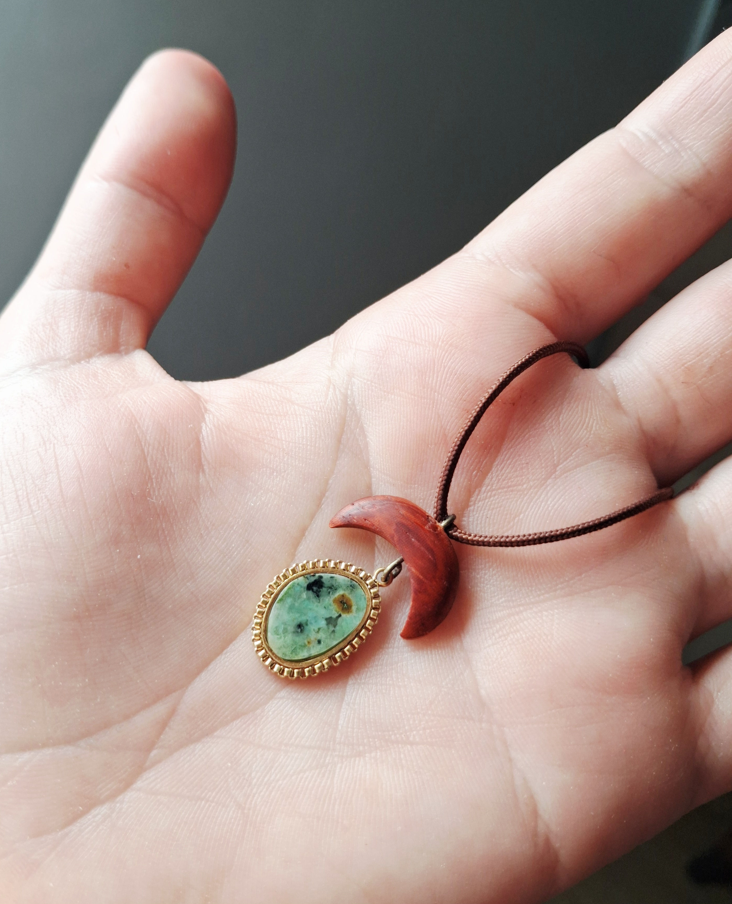 Collier " lune et pierre turquoise africaine "