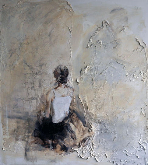 Eine sitzende Frau von hinten, in dunklem Rock und heller Bluse, vor einer strukturierten, reliefartigen Wand. Die Haltung wirkt nach innen gekehrt und nachdenklich.