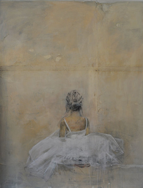 Malerei eines Mädchens im weissen Tutu. Es sitzt mit dem Rücken zur Betrachtenden vor hellem Hintergrund.