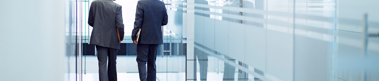 Zwei Männer in Office