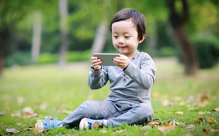 children-using-mobile-devices-can-it-cau