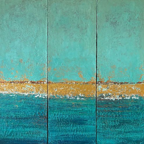 Peinture abstraite triptyque, horizon méditerranéen turquoise et bleu profond séparé par une ligne de feuille d'or, texture plâtre structural