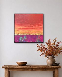 Peinture abstraite méditerranéenne 60×60, ciel rouge et or incandescent, dégradé vers un magenta profond, ligne d'horizon dorée, empâtements de matière, œuvre "Sunset Lover" par Brigitte Dravet, artiste plasticienne à Toulon