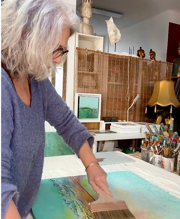 Brigitte Dravet dans son nouvel atelier à Toulon — artiste plasticienne peintures abstraites et sculptures