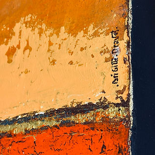 Peinture abstraite paysage terrestre méditerranéen 29×29, ciel ocre chaud veiné de crème, ligne d'horizon noire ourlée d'or, terre rouge terracotta craquelée sillonnée de fils d'or, matière minérale et wabi-sabi, œuvre "Le Souffle du couchant" par Brigitte Dravet, artiste plasticienne à Toulon