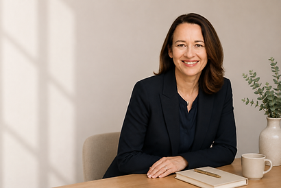 Christine Schremb im persönlichen Finanzmentoring am Schreibtisch.