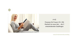 Frau 45+ sitzt ruhig mit Notizbuch und Laptop in einer hellen Umgebung und reflektiert ihre Finanzen zum Jahresende.