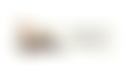 Frau 45+ sitzt ruhig mit Notizbuch und Laptop in einer hellen Umgebung und reflektiert ihre Finanzen zum Jahresende.