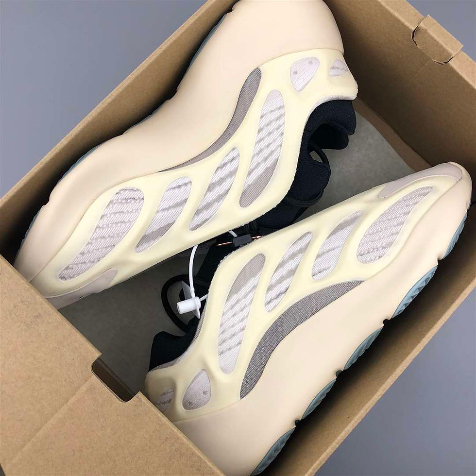 Miniatura: YEEZY 700 V3