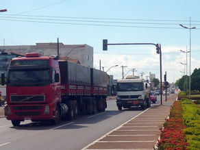 DNIT publica restrição de caminhões pesados em horário de pico no trecho urbano da BR-319