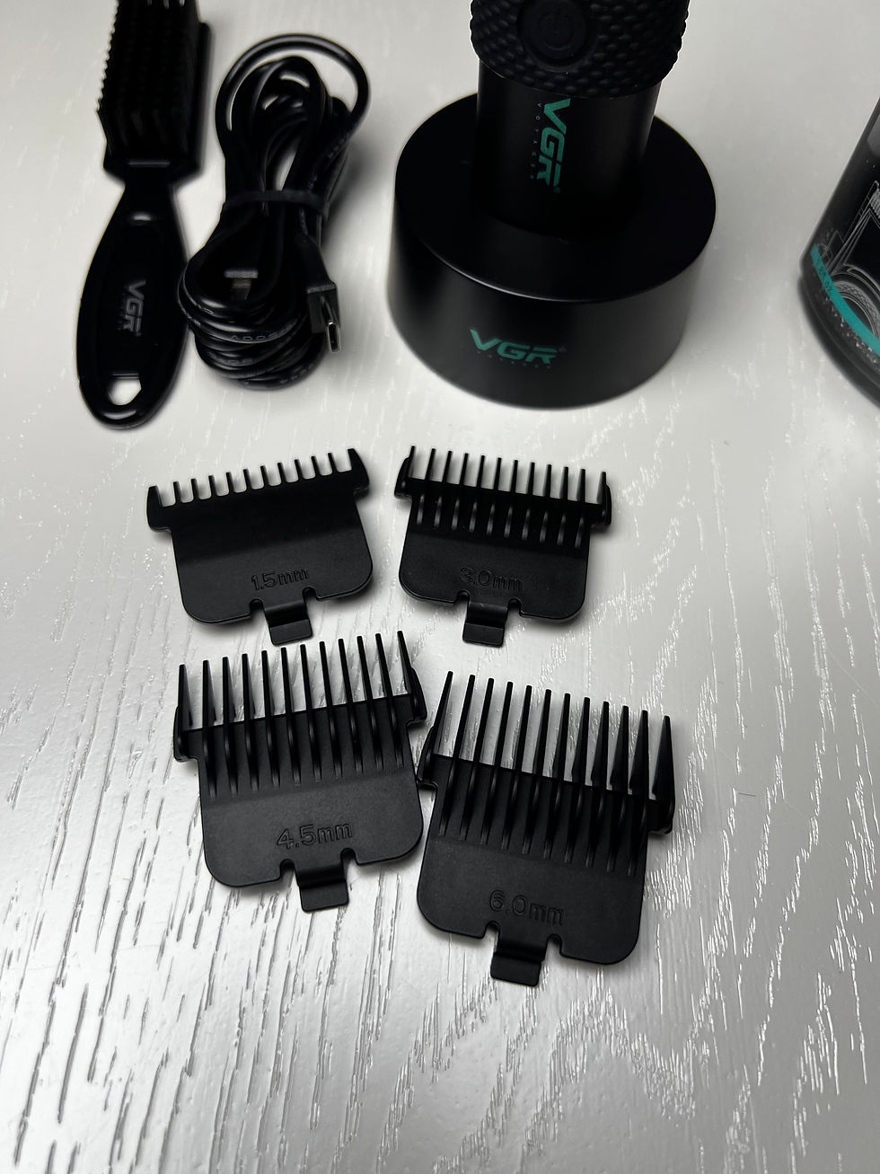 Прев'ю: Тример для окантовки та стрижки бороди VGR Proffesional BLDC Hair Trimmer Black 