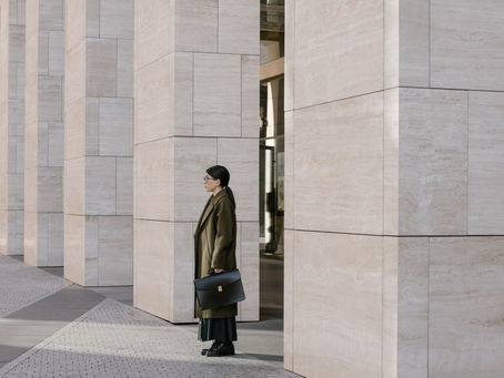Une dirigeante sortant de son bureau