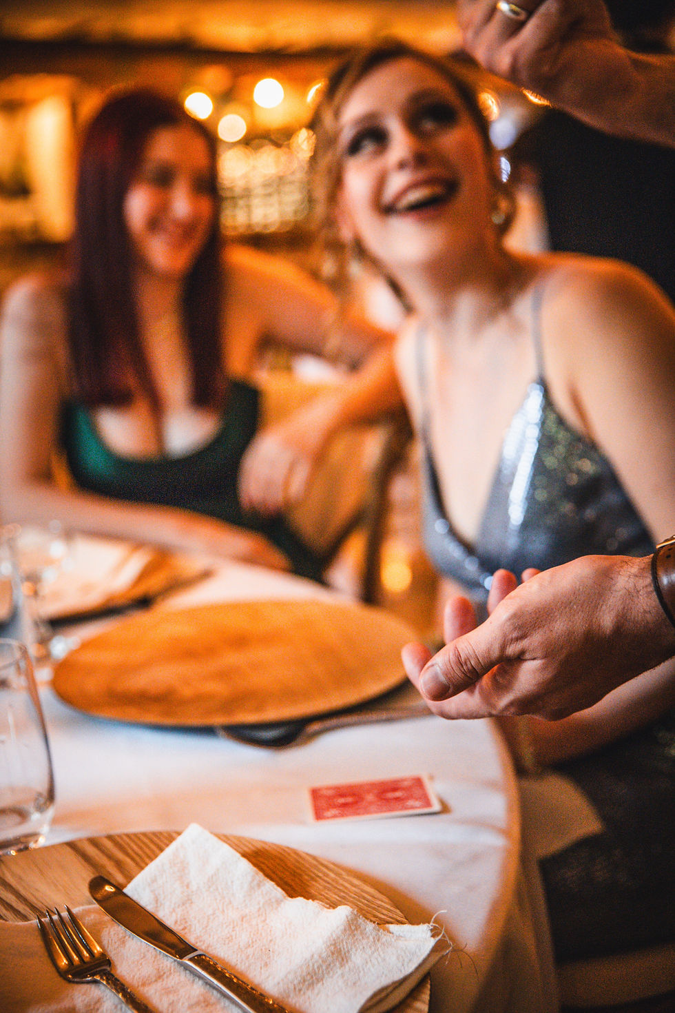 Femmes surprises par un tour de carte.