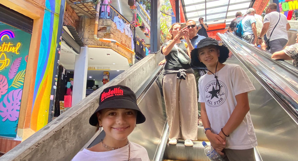 Famille profitant des couleurs locales en circuit