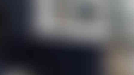 廚櫃用什麼顏色好？ 廚房總是五顏六色，有儲放各種顏色的食材、餐具和電器；普遍的設計都是做簡單的色調，例如白色、黑色；由於現代科技的技術，讓系統家具的表面材更加的豐富、多元，甚至結合自然的木紋、金屬、布紋，運用含浸過的色紙與牛皮紙層層排疊，在經由高溫高壓壓製而成自然又擬真的系統板、美耐板，讓室內設計的選擇變得更加多元。