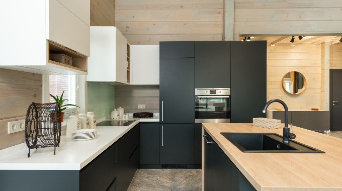 廚櫃用什麼顏色好？ 廚房總是五顏六色，有儲放各種顏色的食材、餐具和電器；普遍的設計都是做簡單的色調，例如白色、黑色；由於現代科技的技術，讓系統家具的表面材更加的豐富、多元，甚至結合自然的木紋、金屬、布紋，運用含浸過的色紙與牛皮紙層層排疊，在經由高溫高壓壓製而成自然又擬真的系統板、美耐板，讓室內設計的選擇變得更加多元。