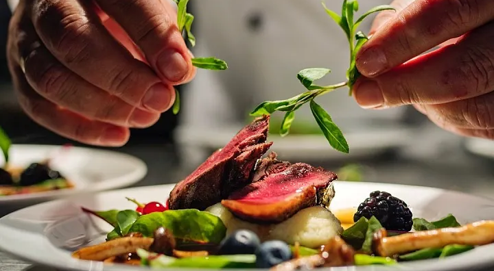 Preparazione_piatto_gourmet_Ristoranti_gourmet_del_Trentino_Alto_Adige-desktop.jpg