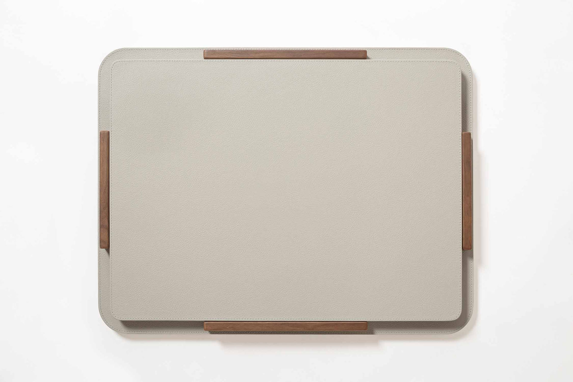 Photo showing the Giobagnara x Poltrona Frau set of placemats with holder.