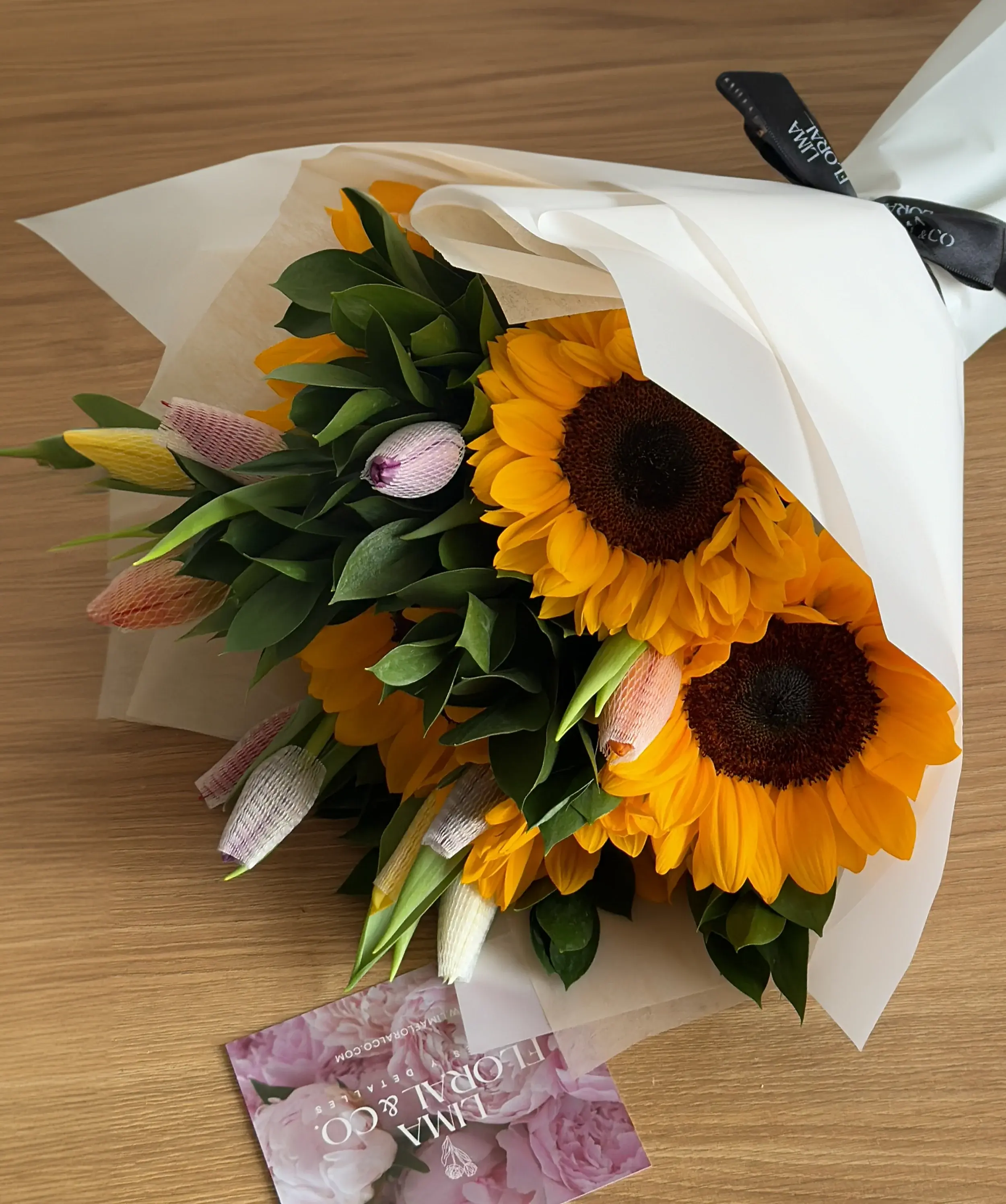 Tulipanes y girasoles