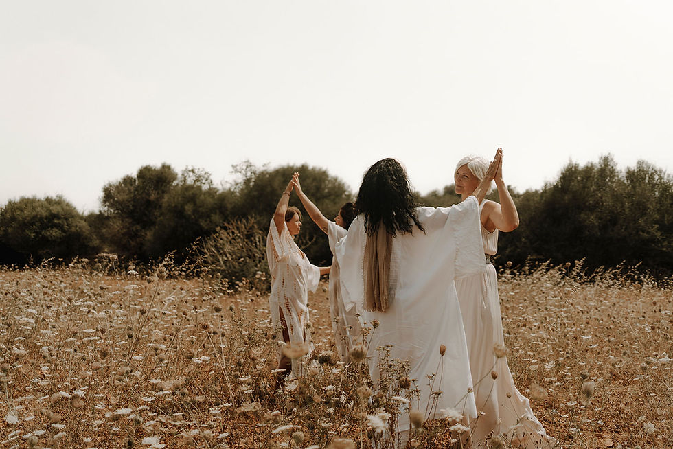 kvinnor dansar på ett fält på Mallorca