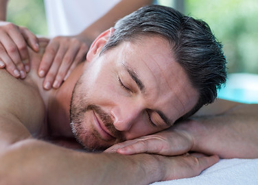 homem-recebendo-massagem-nas-costas-massagista-min.jpg