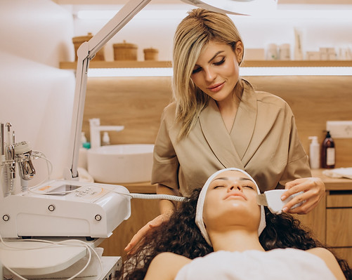 mulher-em-cosmetologista-fazendo-procedimentos-de-beleza-min.jpg