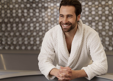 feche-o-homem-relaxando-na-sauna-min.jpg