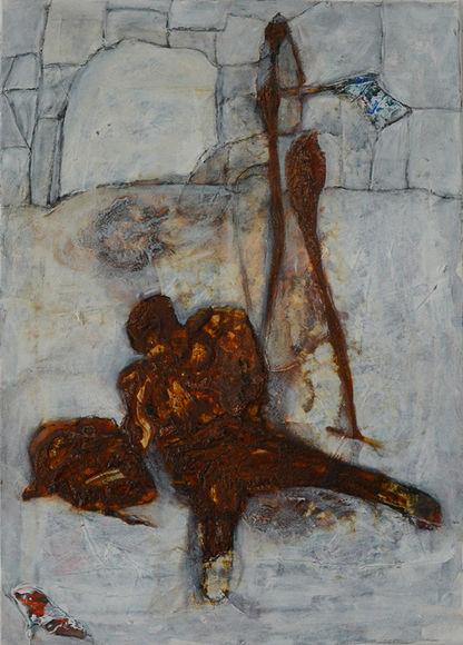 Of Distant Spaces
In “Of Distant Spaces”, Marianne Hirschbichler examines figures who reflect upon themselves and continuously question their own existence. The work deals with the crossing of boundaries in a metaphorical sense: human beings who want to overcome limits, break through walls, rise above barriers or tear them down.
These figures dare to move towards new, visionary and often unknown spheres. Yet the question remains: what lies beyond the broken walls? Perhaps a dangerous new beginning, but also new perspectives and new possibilities of life.
Some figures fail in their attempt to transcend boundaries; others rise again and again, continuing their search. Others have already overcome the illusion of departure, or take cautious steps into newly gained inner and outer spaces. The work speaks of transformation, risk, resilience and the human desire to move beyond confinement.