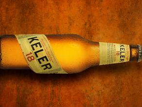 Botella de cerveza keler 18 en la barra de the orange club