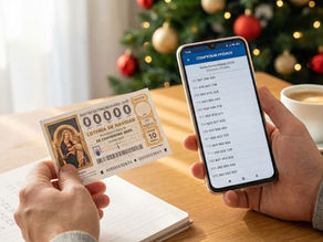 Recreación artística de una persona comprobando los resultados de la lotería de navidad 2025