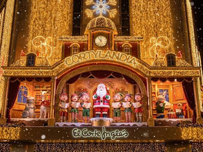 Iluminación navideña de Cortylandia en la fachada del Corte Inglés de Preciados en Madrid durante la Navidad 2025-2026.