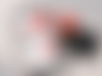 Ilustración de un móvil y una tarjeta bancaria rodeados de alertas de seguridad representando estafas con IA durante el Black Friday 2025.