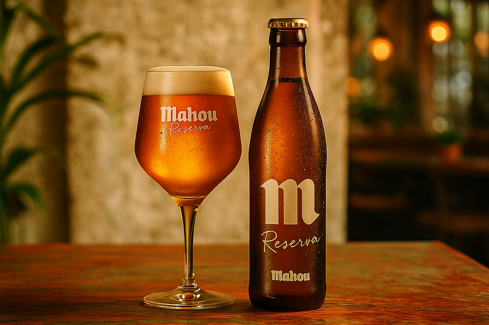 Botella de Mahou Reserva sobre mesa rústica, fondo cálido y deportivo con guiño vintage