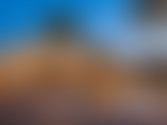 Vista panorámica de PortAventura World decorado con luces y adornos de Navidad, con nieve artificial, ambiente festivo y arquitectura mediterránea iluminada.