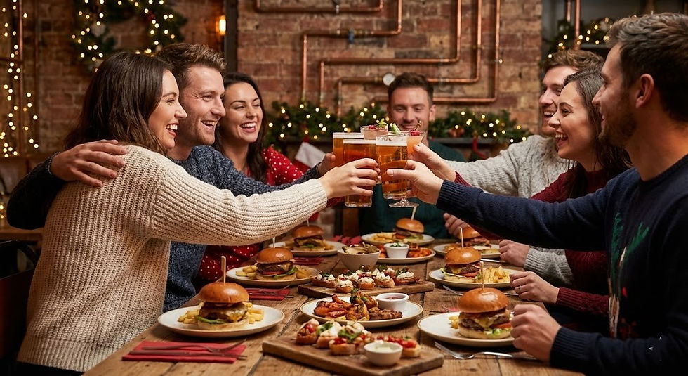 Grupo de amigos brindando con copas y cervezas sobre una mesa de madera con hamburguesas gourmet y tapas variadas, en un ambiente cálido con luces navideñas desenfocadas al fondo. Estilo vintage-industrial.