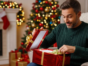 Recreación artística de un chico abriendo un regalo de navidad.