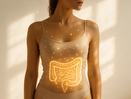 imagen artística realista con luz natural intensa que represente el equilibrio intestinal y bienestar corporal: silueta humana o torso medio en fondo blanco cálido, destellos suaves de energía o partículas de luz simbolizando microbiota sana; estilo editorial moderno, limpio, sin texto ni iconos médicos.
