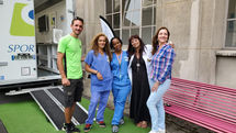 Équipe d'entreprise réunie lors d’un team building sportif inclusif organisé par Shizen Sport Truck, illustrant la diversité et la cohésion entre collègues.