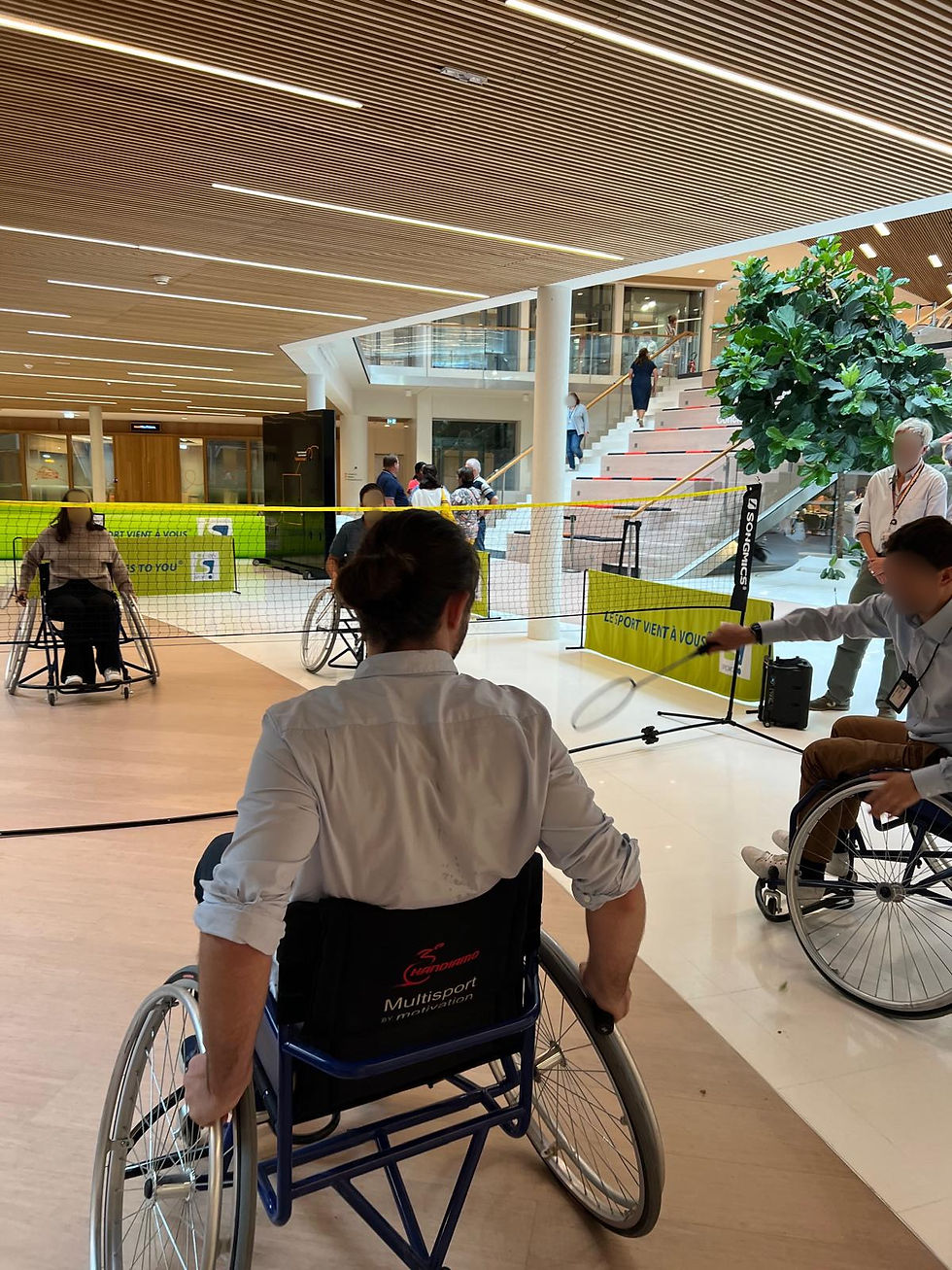 4 personnes en fauteuil roulant jouant au handi-badminton