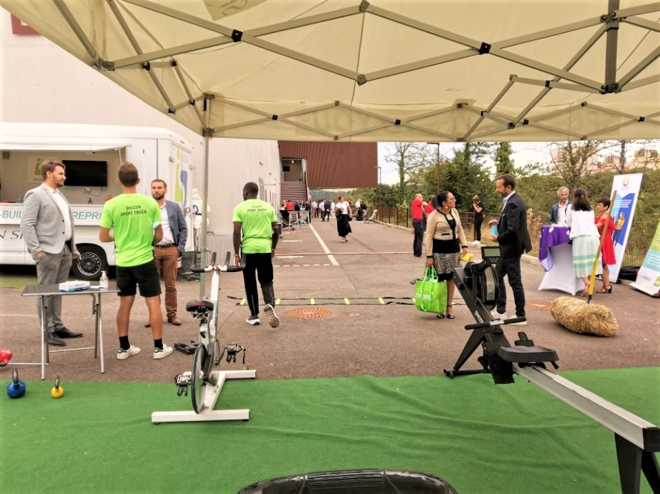 Chefs d'entreprise, échangeant avec l'équipe du Shizen-Sport-Truck sur les thématiques de retour su site, teambuilding, bien-être au travail, productivité...
