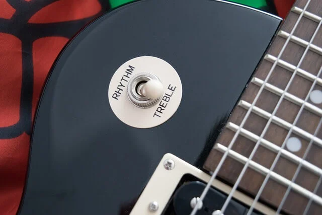 electric guitar with a button to play rythm or to play treble