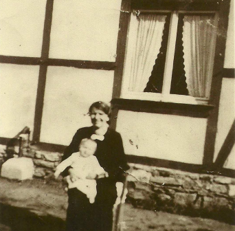 Gedenkstein zur Erinnerung an Anna Stollenwerk in Leversbach