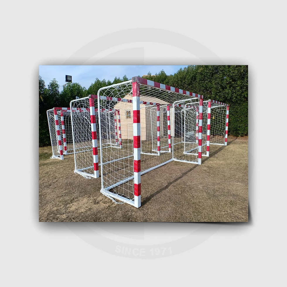 الصورة المصغرة: أهداف كرة القدم الخماسي من الحديد المخططة باللون الأحمر للاستخدام في الهواء الطلق