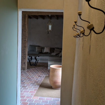 Spa du Domaine du Poirier avec Sauna, esprit méditerranéen, terre cuite, chaux, fontaine, zellige, banquettes maçonnées, Fer forgé
