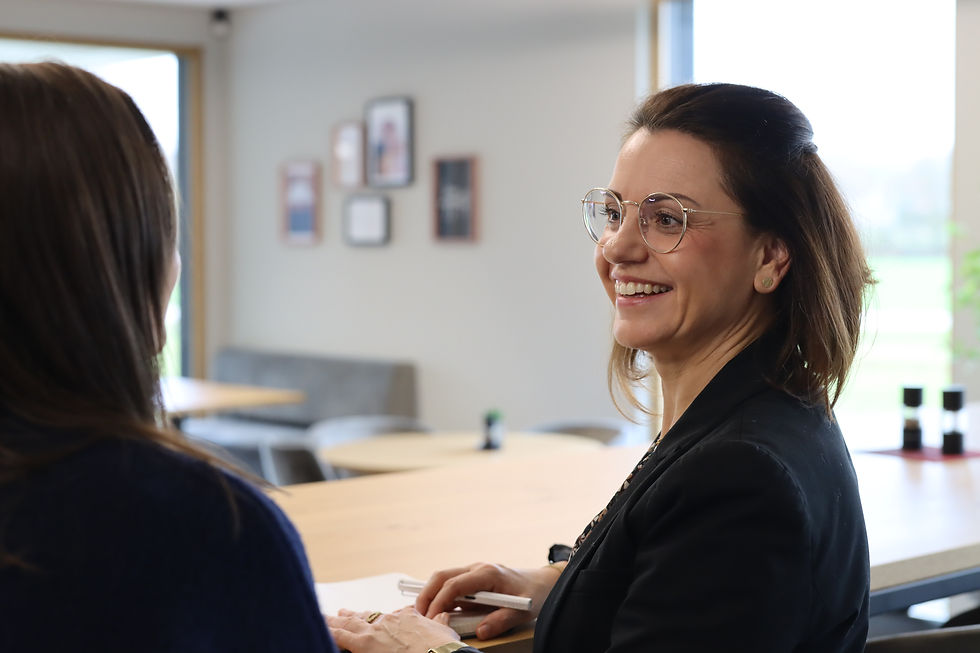 Evelyn Emberger im Gespräch mit einer Kundin in moderner Büroumgebung