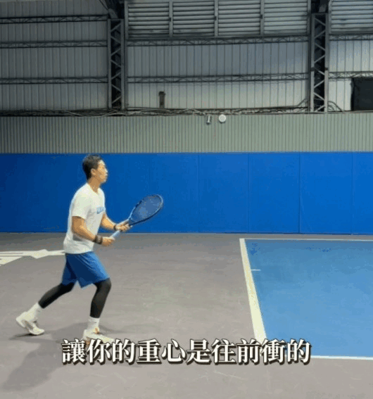 分腿墊步接發球