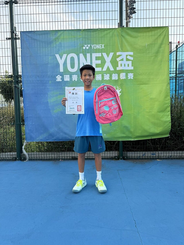 YONEX 盃青少年網球賽冠軍選手手持獎狀，恭喜本學院學員在114年YONEX盃18歲組榮獲雙打季軍！ Feat Sport Academy