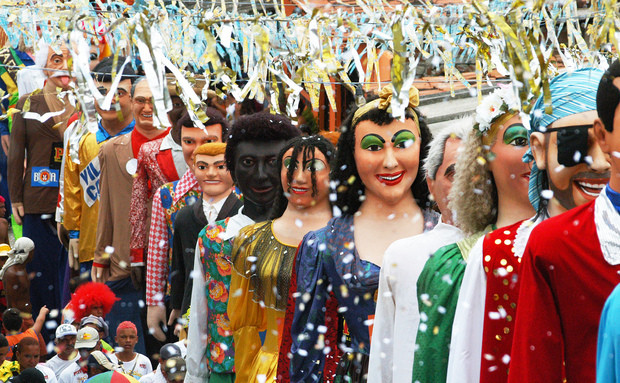 na-terca-feira-de-carnaval-os-principais-bonecos-gigantes-de-olinda-percorrem-as-ladeiras-do-sitio-historico-passarinho-pref-olinda