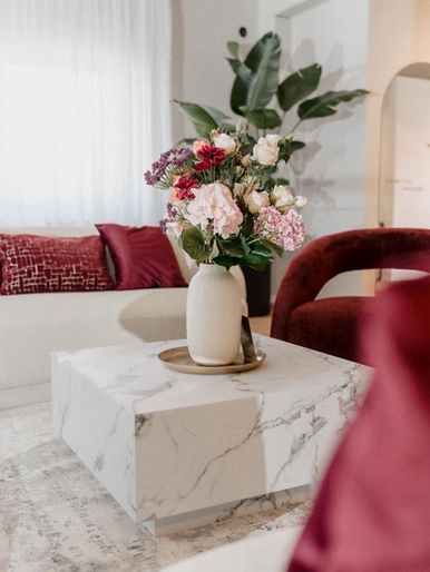 Detailaufnahme der Einrichtung im EliteHer Studio mit Blumen und Möbeln