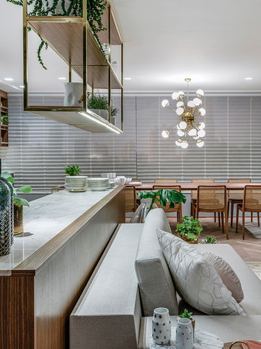 Sala de estar conectada à  cozinha de apartamento decorado assinado pelo escritório Anna Paula Melo Arquitetura